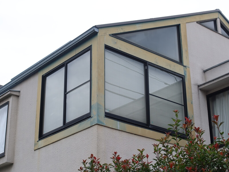 窓周りの飾り板部分は当初は濃色だったのですが、元の色が分からないほど退色していました。