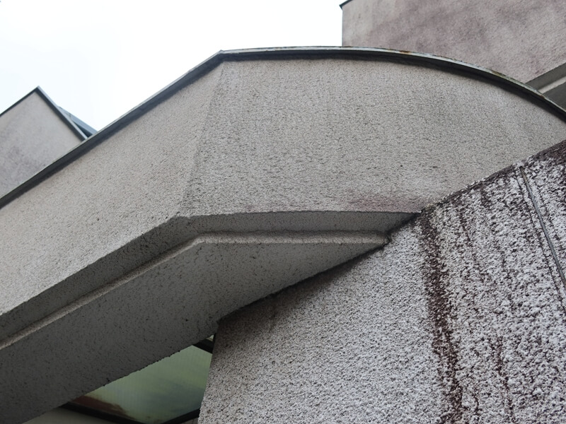 上部に笠木がついている場所（左側）は雨だれがついていませんが、笠木のない車庫側（右側）は雨だれが目立ちます。