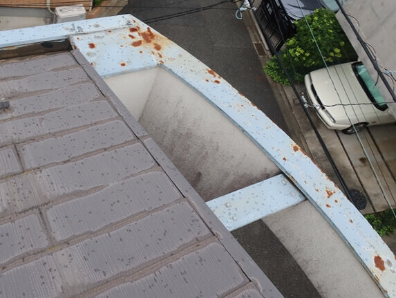 笠木は雨だれを防ぐ効果がありますが、笠木本体はサビが目立っていました。