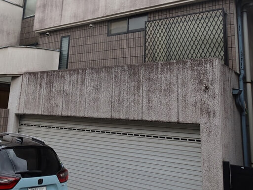 特に車庫の上は、雨だれによる汚れが目立ちます。