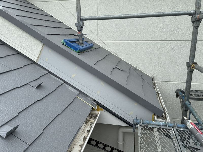 新しい破風板を取り付けます。