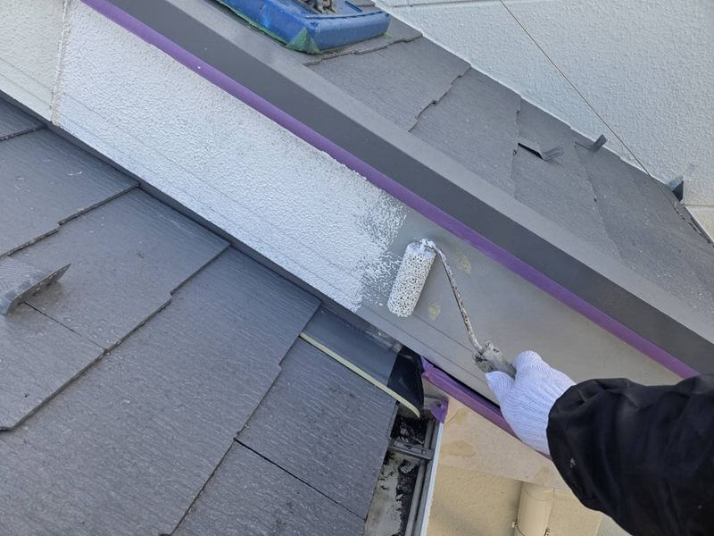 破風板のままでは平らで他との違いが目立つため、マスチック模様で凹凸をつけました。