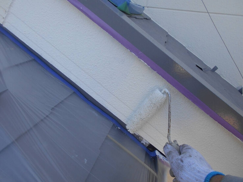 破風板に上塗りを行っています。