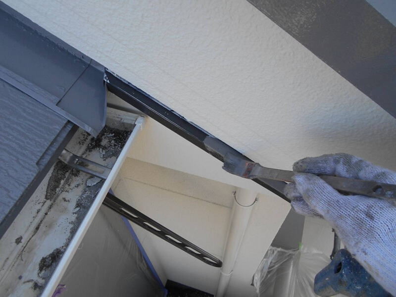 新しい板金も塗装しました。雨水が破風板に当たらず雨樋に入るよう壁止まり役物も取り付けています。