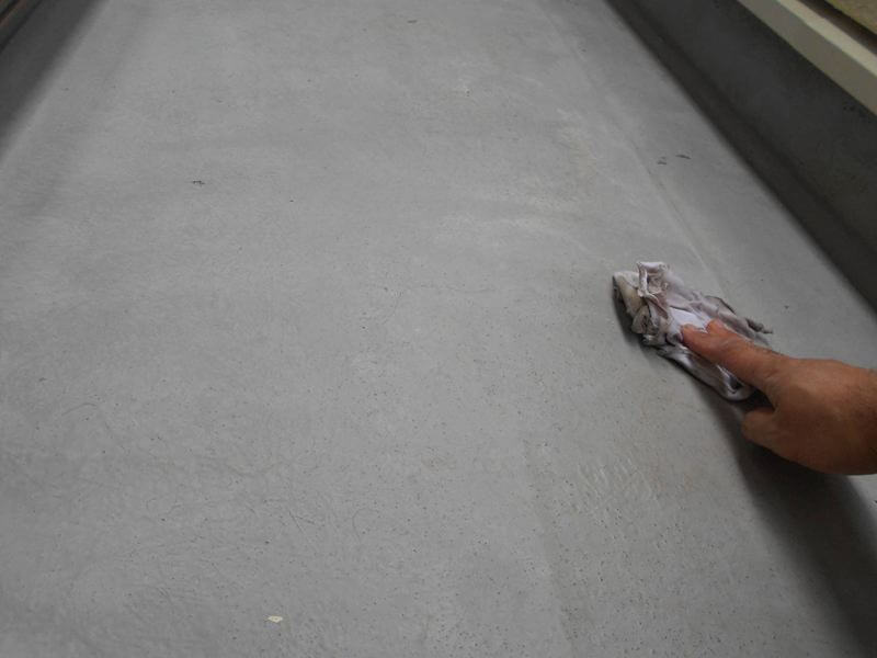 FRP用の洗浄剤（アセトン）を使って、古い塗膜の残りを拭き取ります。