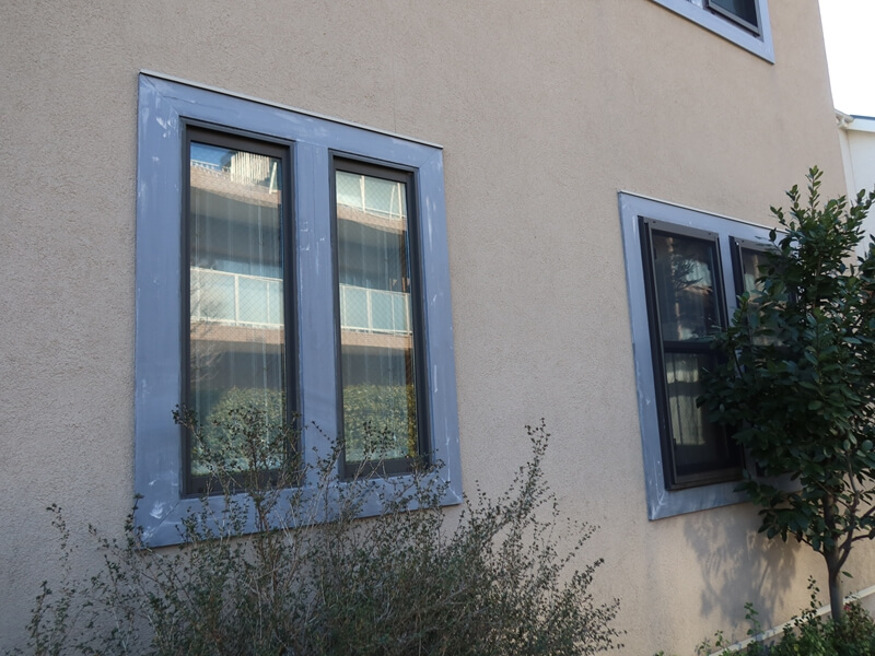 窓廻りの化粧板の色がかなり退色しています。