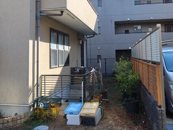 地下のドライエリアのフェンスを避けつつ、外壁を塗装できる位置に足場が必要です。