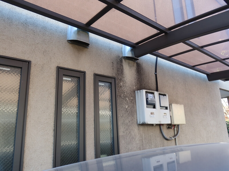 カーポートと外壁が近いため、足場を建てる時にカーポートの屋根を取り外す必要があります。