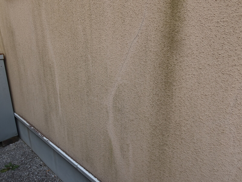 日当たりの悪い北面には汚れが多くついていました。