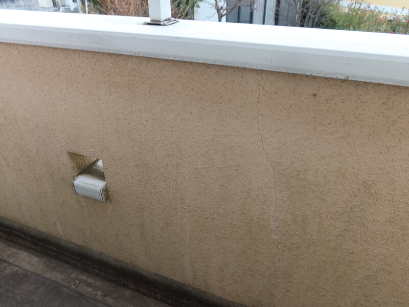 ベランダの内側は湿気がこもりやすいため、コケ汚れがついています。