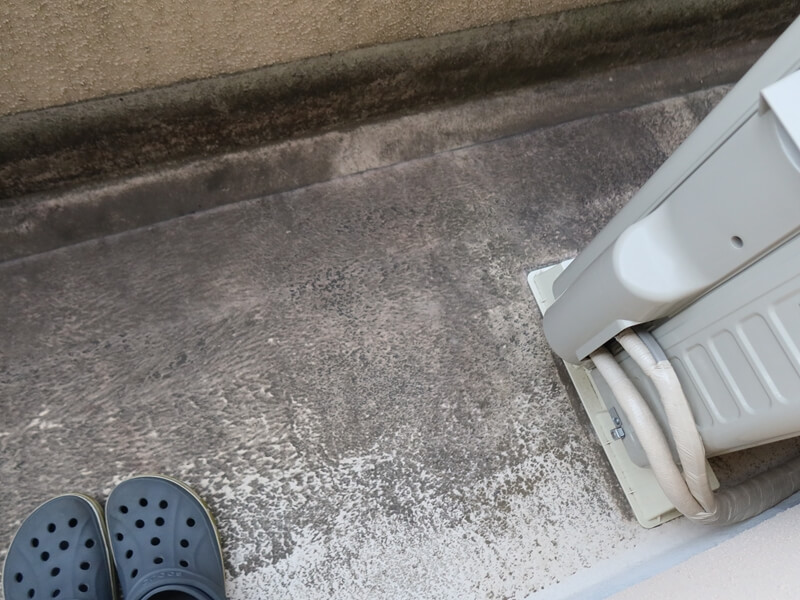ベランダの床面も汚れが目立ちます。