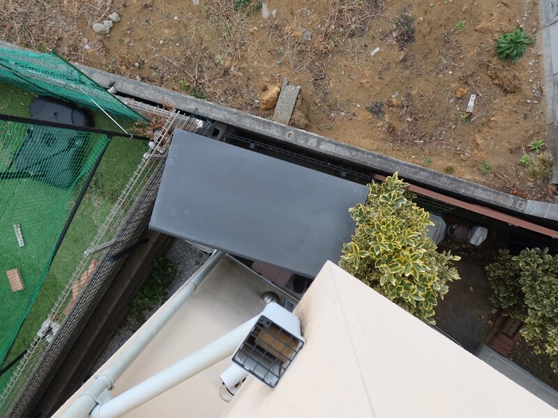 敷地の角に物置がありました。足場の柱を建てたい位置にあるため、どう建てるか検討が必要です。