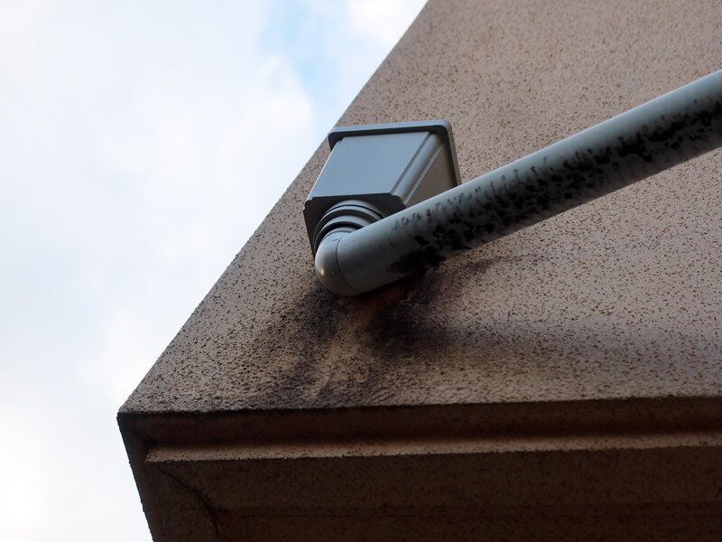 ベランダの排水マス周辺も汚れが目立ちます。