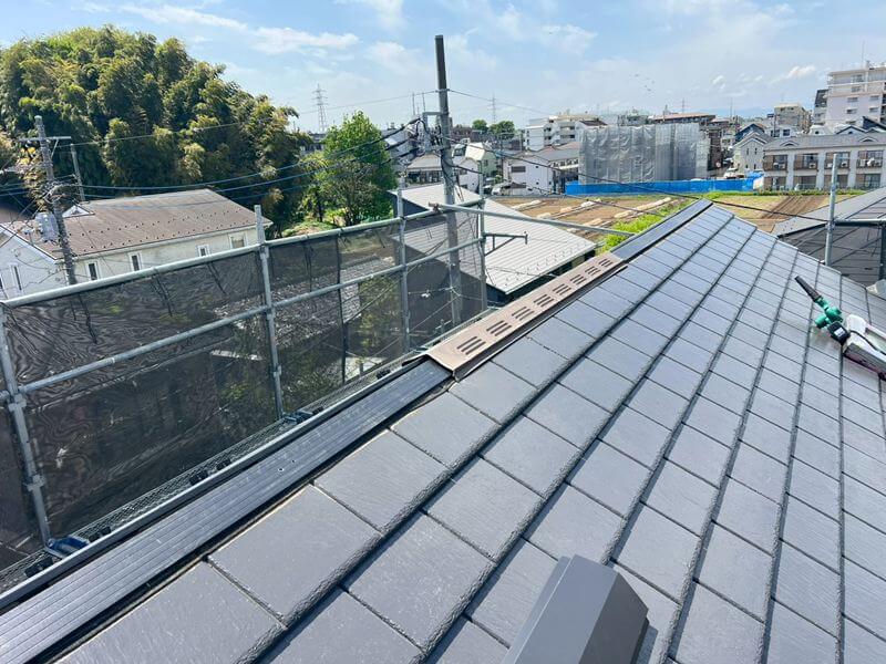 木製の棟板は腐りやすいので、樹脂製の棟板へと交換しました。