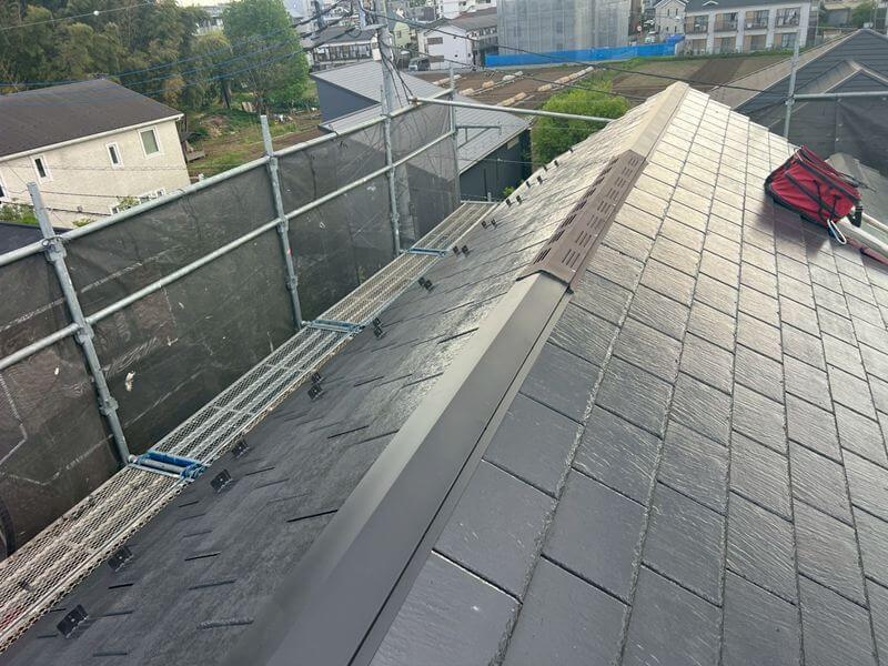棟板に板金を取り付けて棟板金交換の完了です。