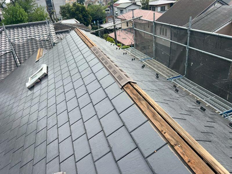 棟板金を交換するため、板金を取り外しました。