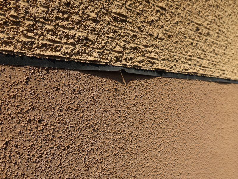壁の色分け部分についている「目地シール」がはがれているところがありました。